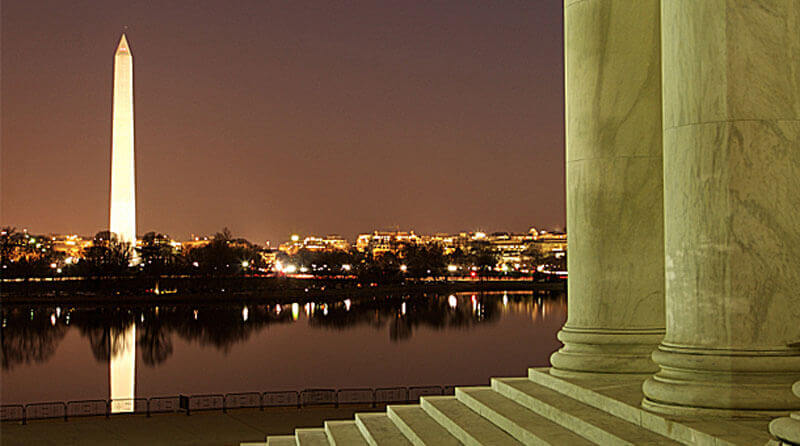 Night photo of the Washington monument.
