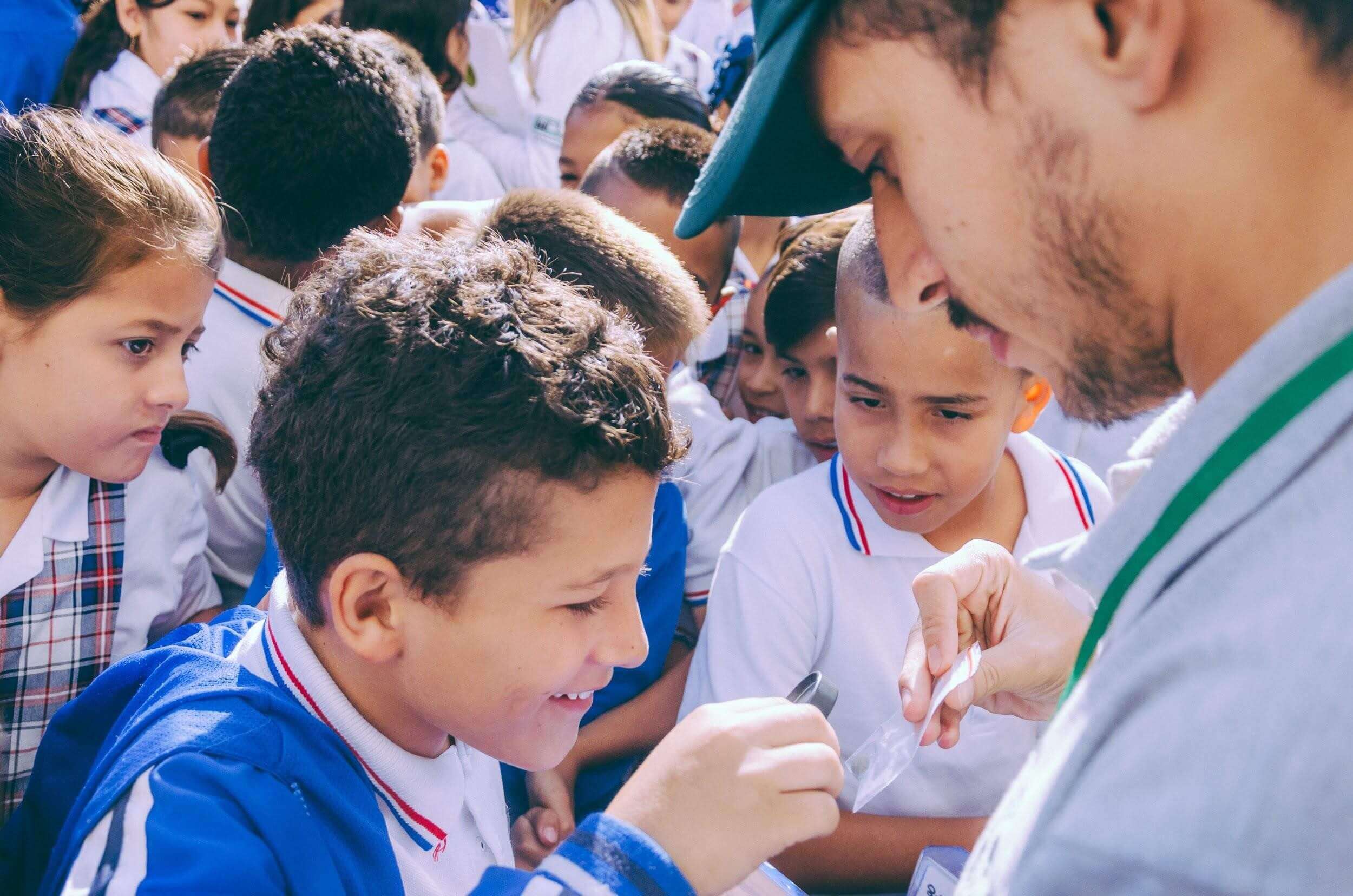 School students in Paris, Colombia participate in growing and releasing their own Wolbachia mosquitoes as part of a science project. Photo Credit: World Mosquito Program Colombia.