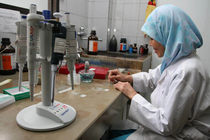 A lab technician test tuberculosis samples at a lab in Bandung's Public Health Laboratory. Photo: USAID Indonesia