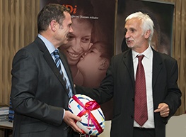 Dr. Bernard Pécoul, CEO of DNDi, passes the ball to Dr. David Reddy, CEO of MMV. (Photo credit: MMV)